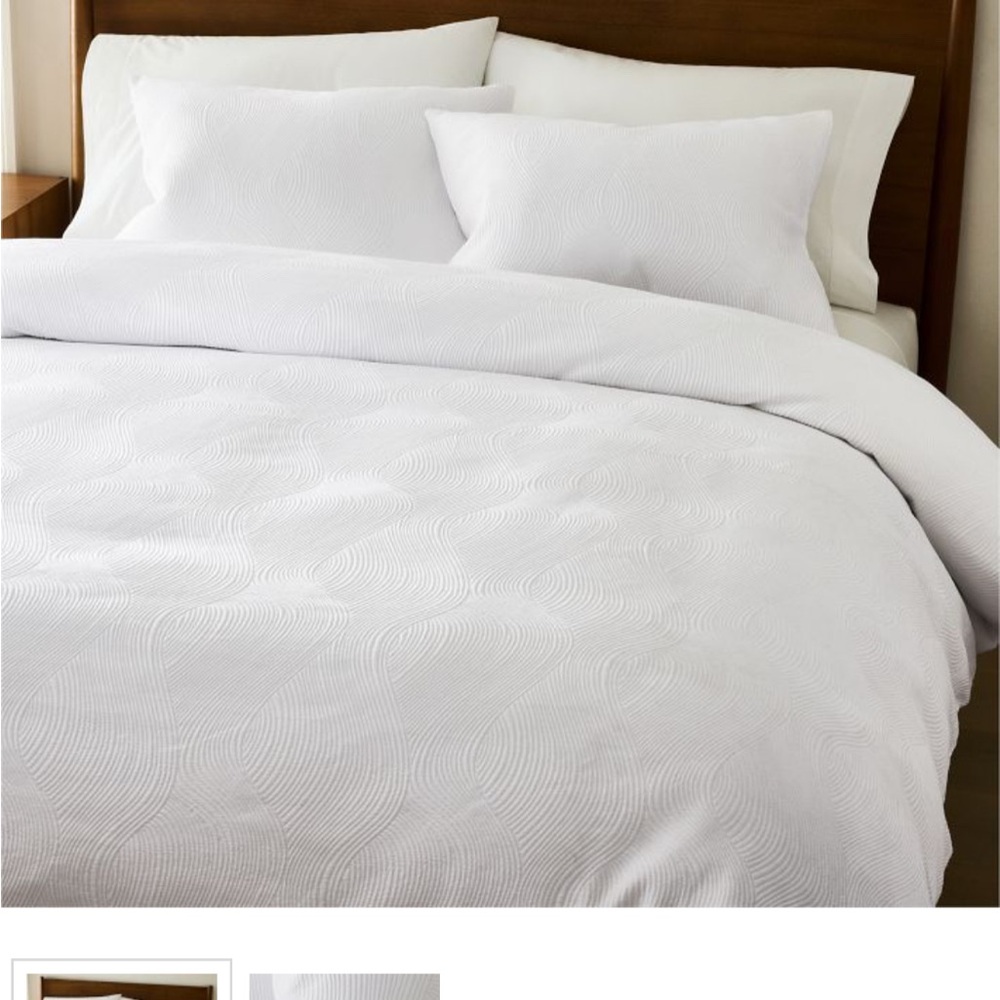 West Elm Wavy Jacquard Queen Duvet cover - White